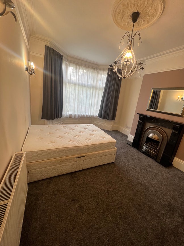 HUGE Double room to rent- excellent location WS1 Main Photo