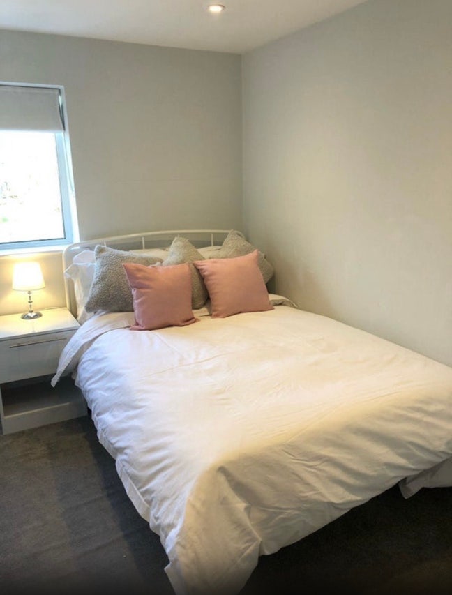 Double Room in a Beautiful 5-Bedroom Property  Main Photo