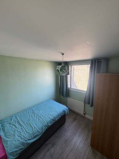 Single room at shared house Main Photo