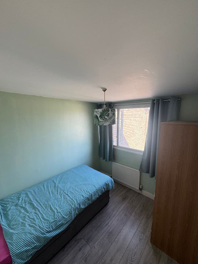 Single room at shared house Main Photo