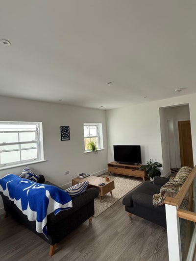 Peaceful Modern Living | Double Room & Parking Main Photo