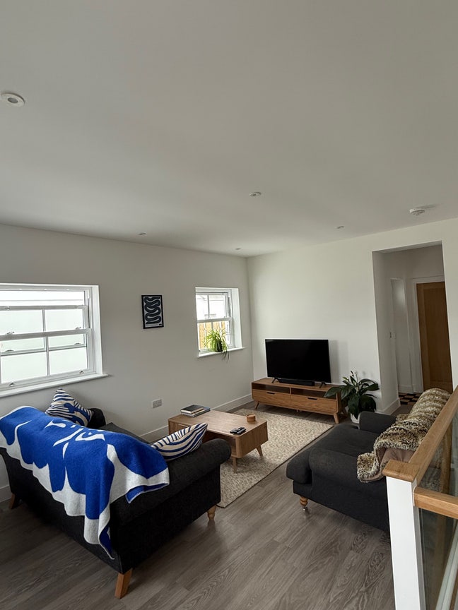 Peaceful Modern Living | Double Room & Parking Main Photo