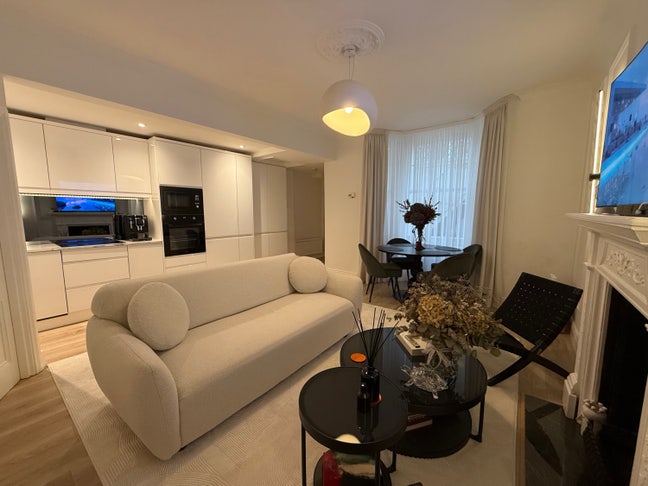 Stunning En Suite Double Bedroom  Main Photo