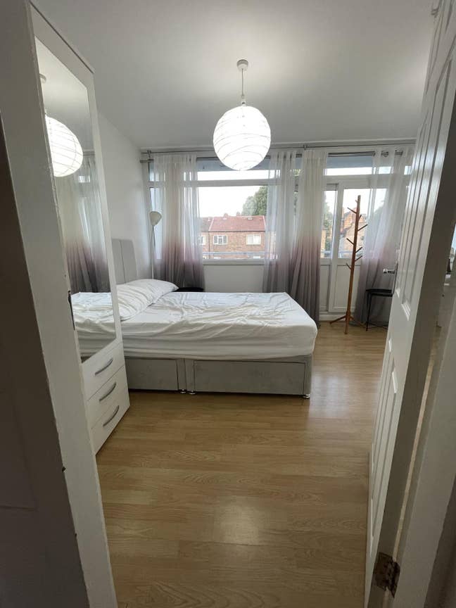 Available Now: Double Room, Border of Zone 1 Main Photo