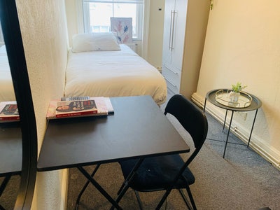 Cheltenham central Location ! Main Photo