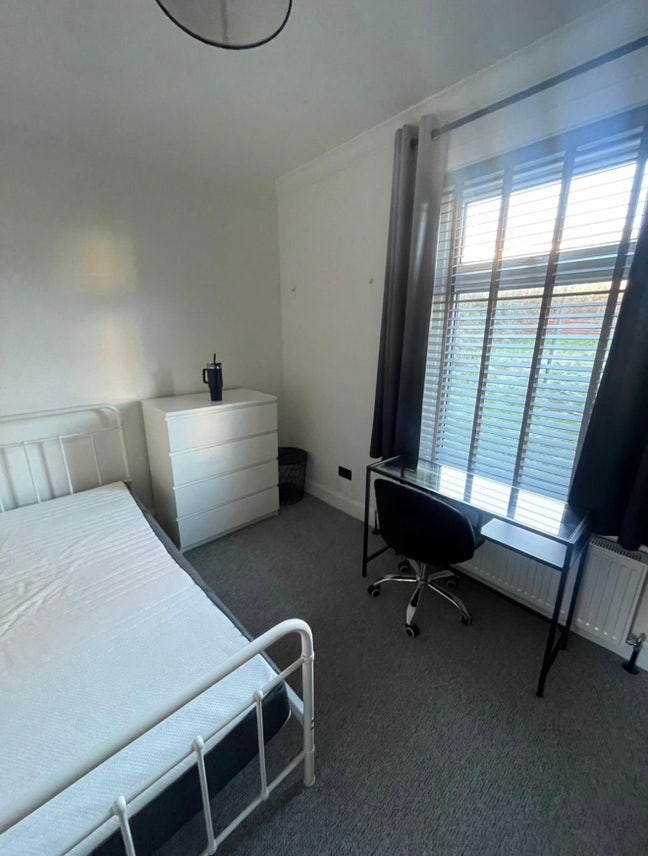 Double Room to Rent in Modern Furnished Apartment  Main Photo