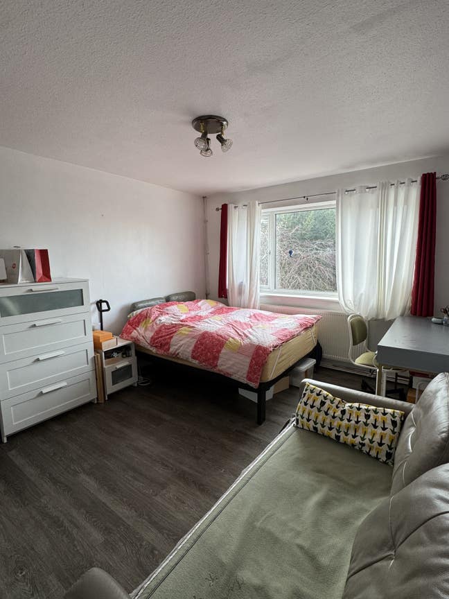 A Massive Room with Private Sofa & Desk in Zone 5 Main Photo