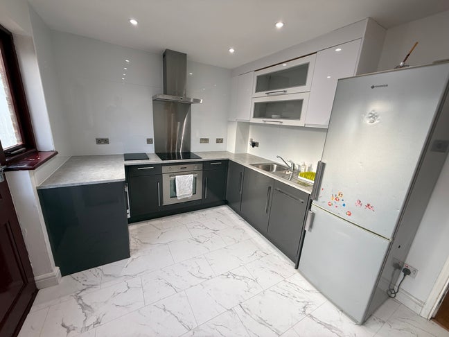 2 Bedroom House SE28 Main Photo