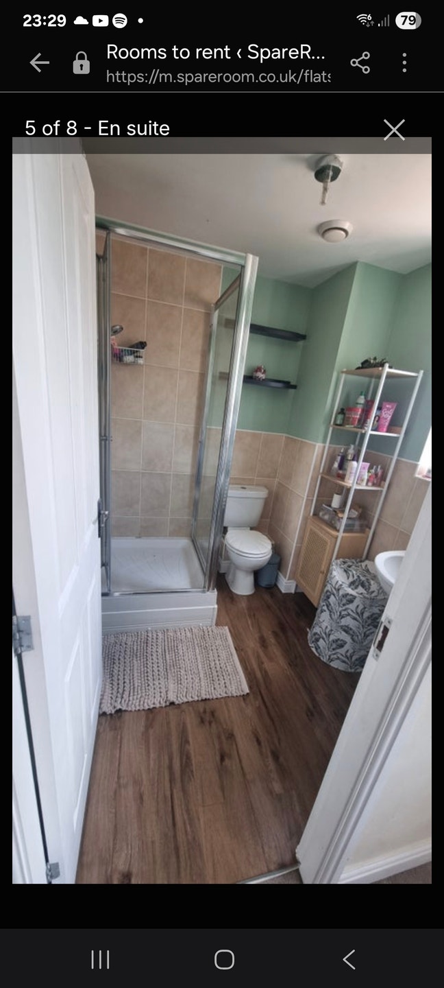 En suite double bedroom Main Photo