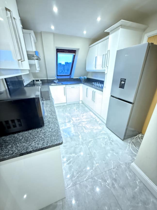 &pound; 2850: Huge 3 bed 2 bath flat. Available now!  Main Photo