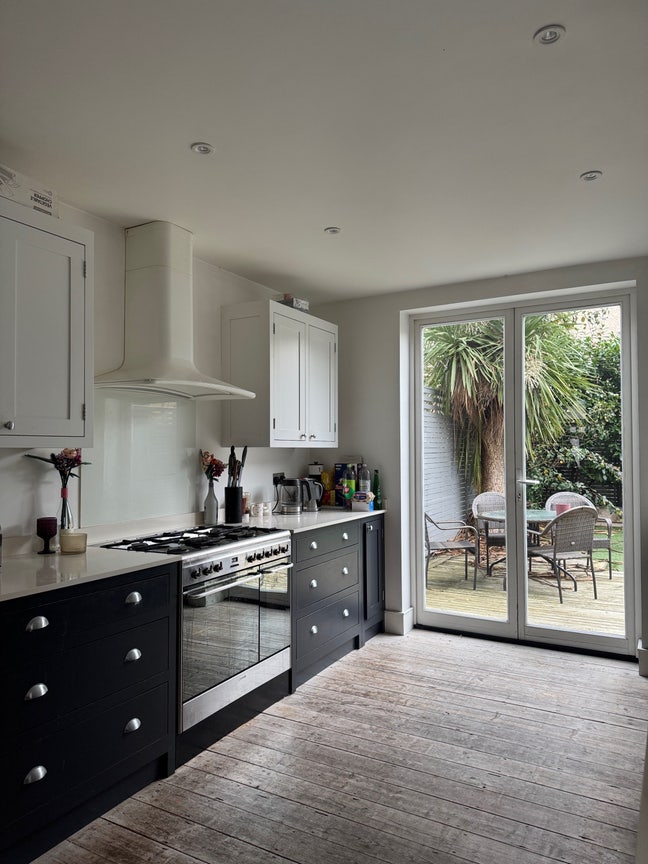 Lovely double room available South West London ✨ Main Photo