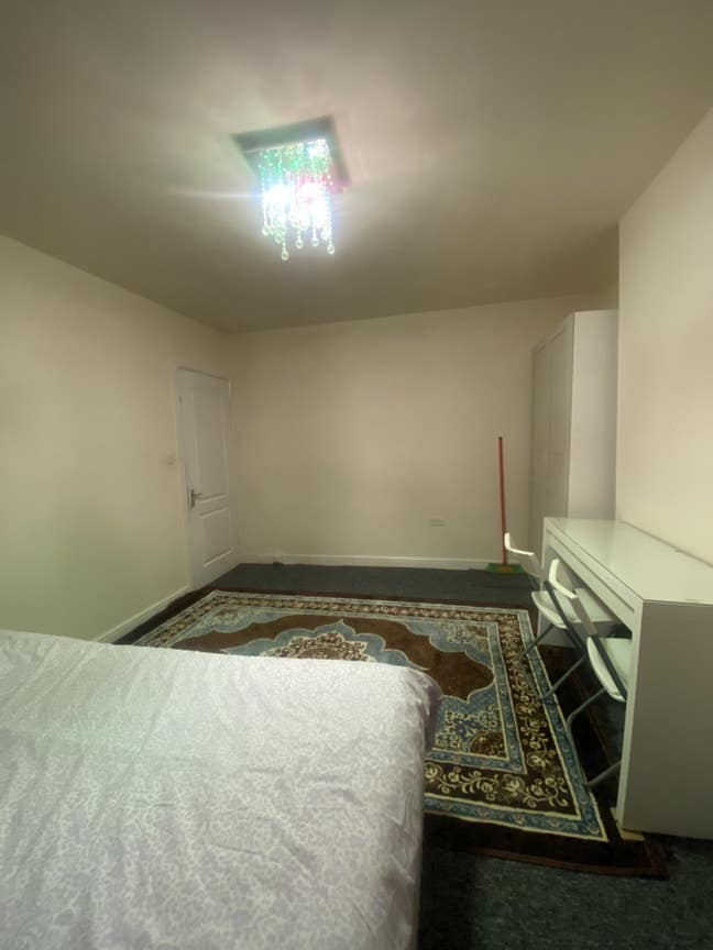 2 room available to rent Main Photo