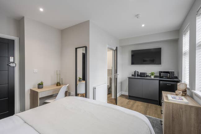 Brand New Rooms- with Private Ensuites + Kitchens Main Photo