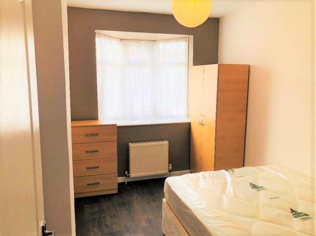 Nice Size Double Room in Barkingside Main Photo