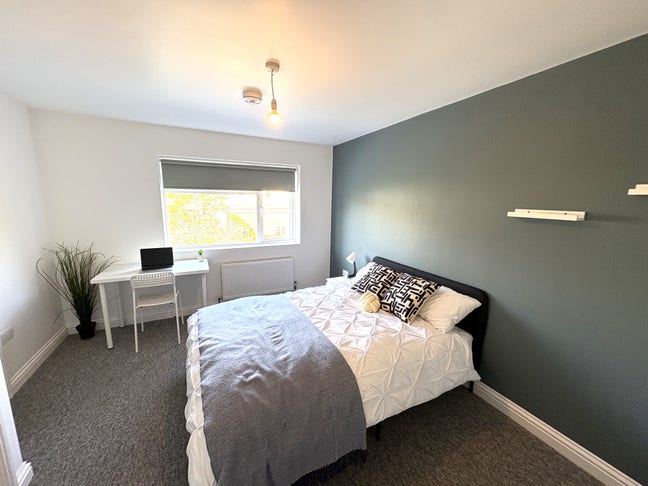 Ensuite Living in Modern Kingswood House Main Photo