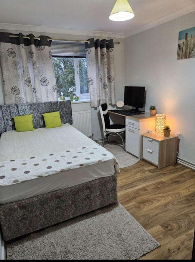 Bright, Spacious Double Room in Newly Refurbished  Main Photo