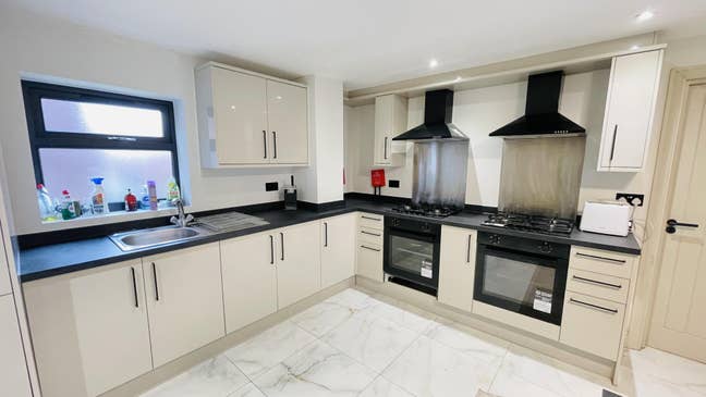 High End HMO room near Heathrow Airport Main Photo