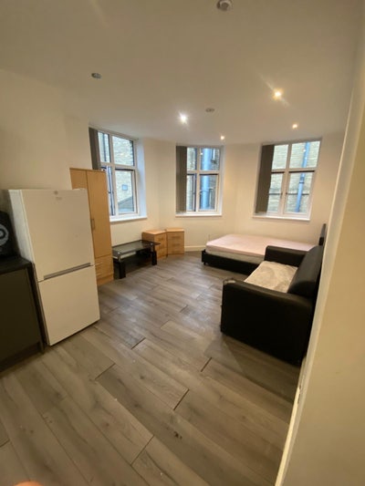 Studio to rent in Bradford city centre - WiFi inc Main Photo