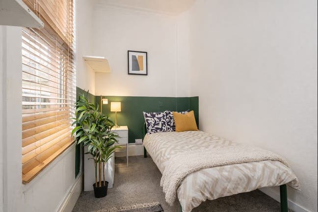 🏡 Cosy Single Room | 5 mins to Station & Town  Main Photo