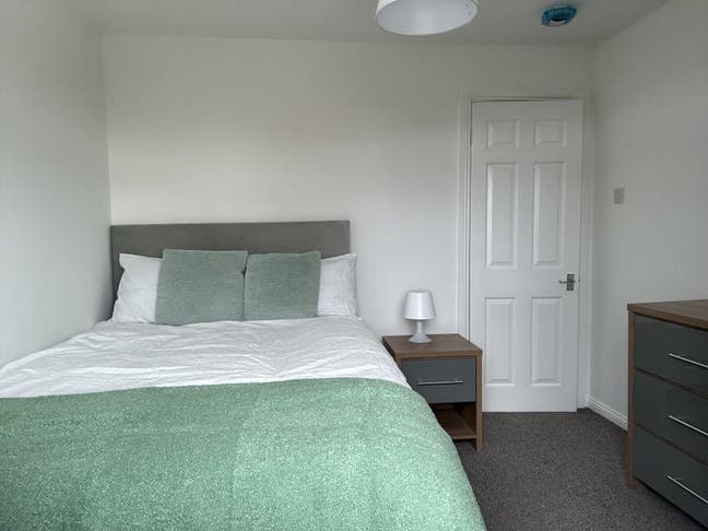 1 furnished/newly decorated double room available  Main Photo