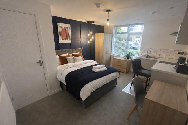 🚨Recently Refurbished Studio Next To RR🚨 Main Photo