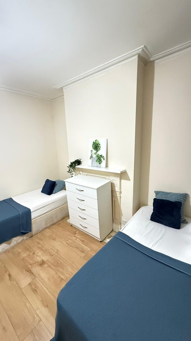 Great Location, 2Min Walking to Dollis Hill Statio Main Photo