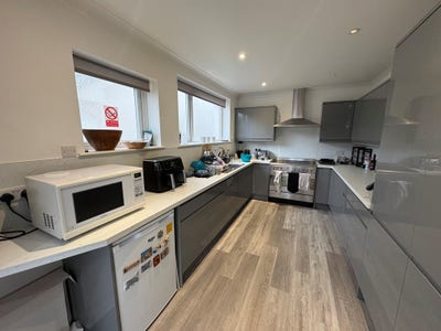 Well Presented Double Bedroom with Seperate Shower Main Photo