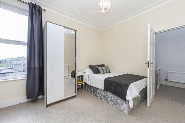 Good size double room Main Photo