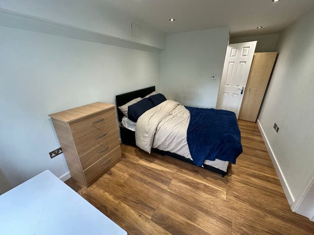 ✨ Modern En-Suite Double |Stylish 5-Bed House| CW Main Photo