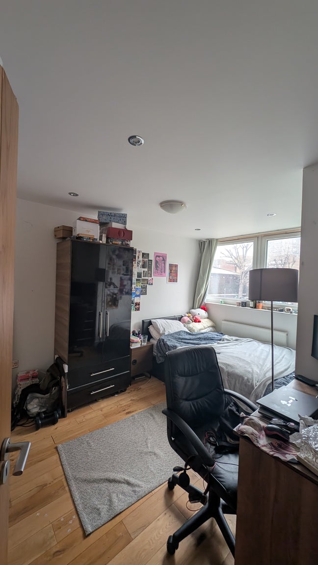 Double room in all girl Surrey quays house Main Photo