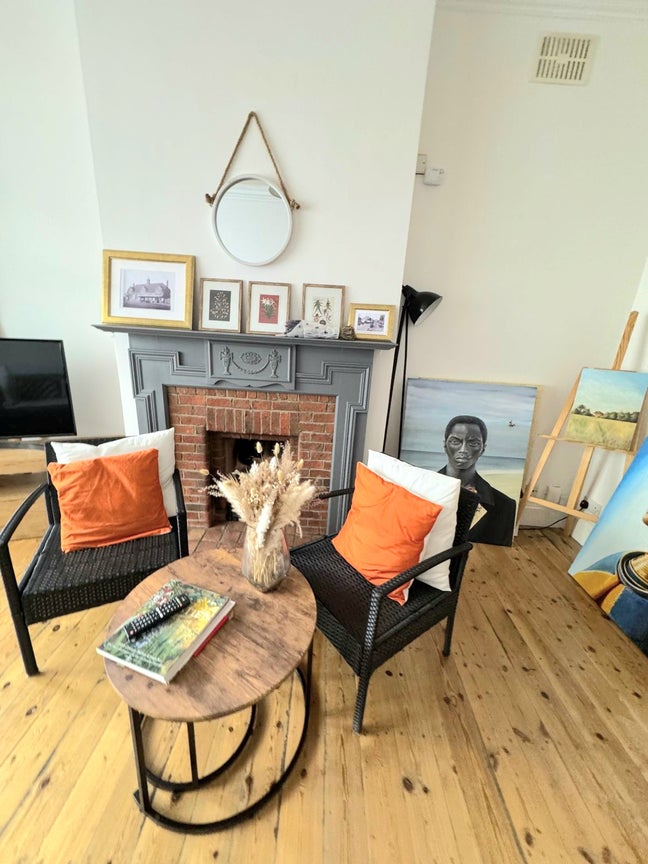 Great news☀️Large room in CR7 -3 females Main Photo