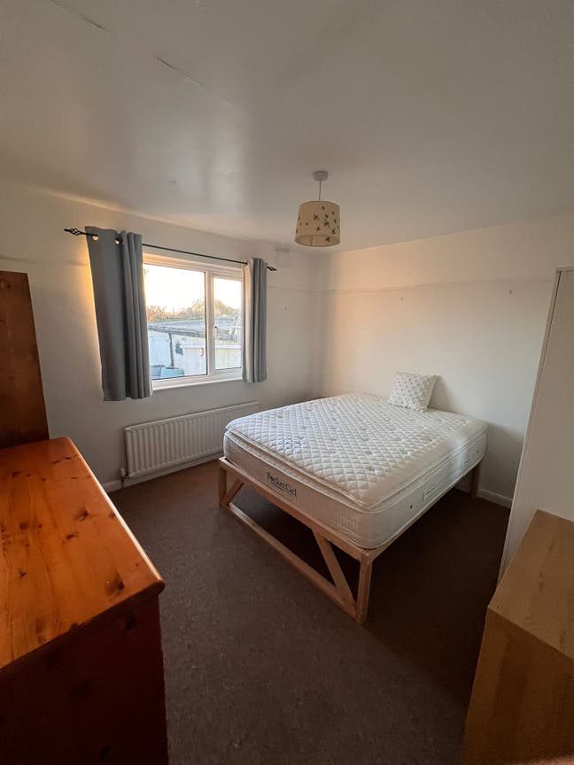 Large double room close to beaches Main Photo