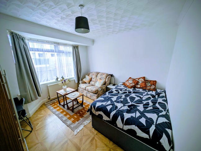 Large, bright, sunny double bed sitting room. Main Photo