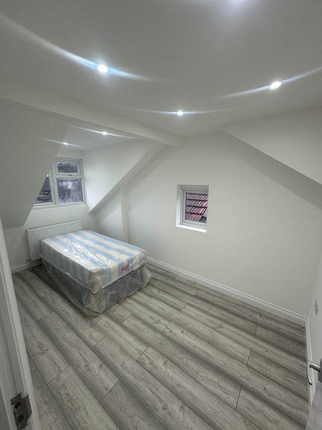 Newly refurbished room in NW4 Main Photo