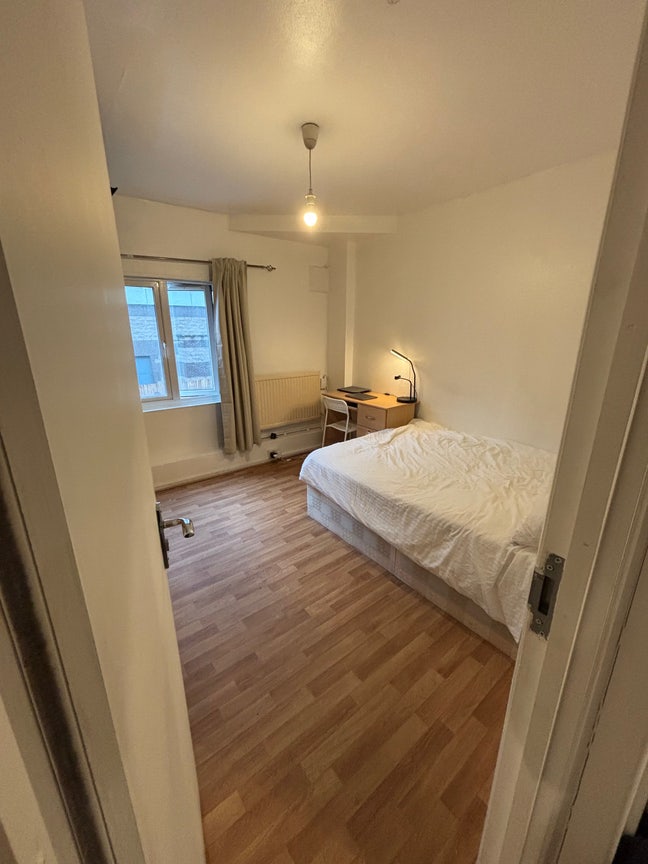 Double Room in a 2-Bed Flat - Perfect Location Main Photo