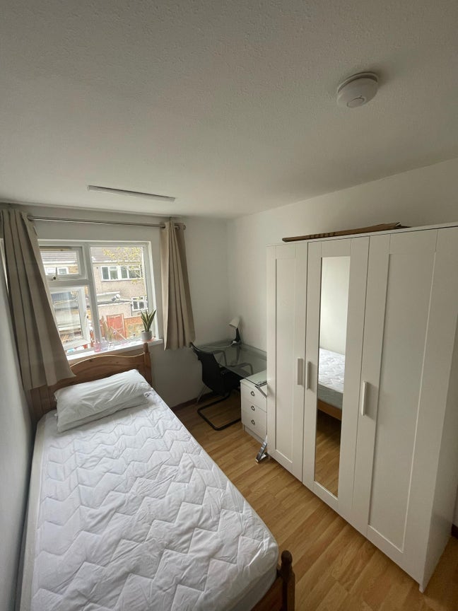 NEW Single Room 1 min to Station - Bills Included! Main Photo