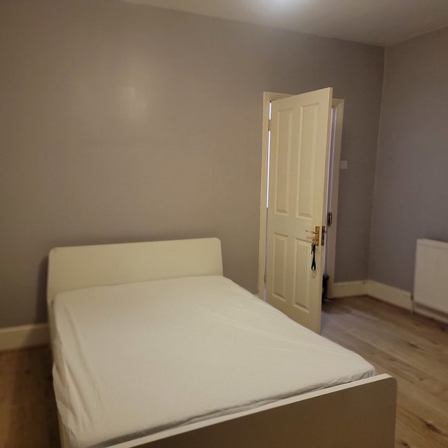 Safe &  Large  Double  room  in  female house Main Photo
