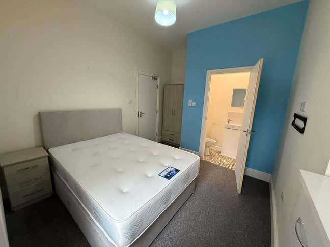 Modern Ensuite Rooms with Home Office Space Main Photo