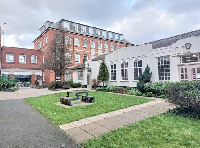 Extra large rooms available in shared property Main Photo