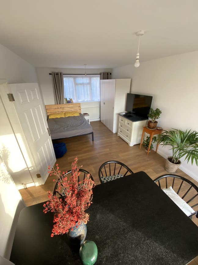 Large double bedroom with private balcony Main Photo