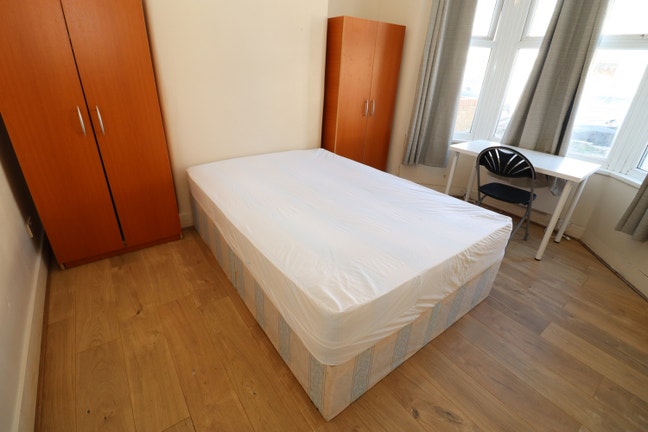 Large Double Room in Well Kept House in East Ham  Main Photo