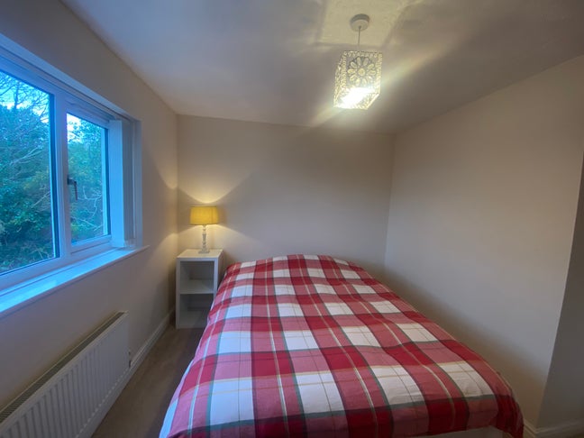 Bright clean double room in a 2 bedroom house Main Photo