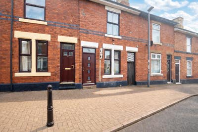 A spacious five-bedroom en-suite property Main Photo