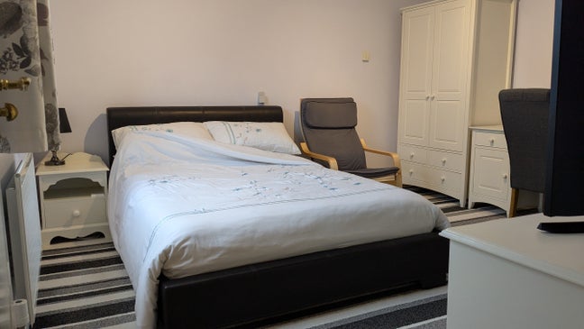 Double Bedroom with En-suite Bathroom and TV Main Photo