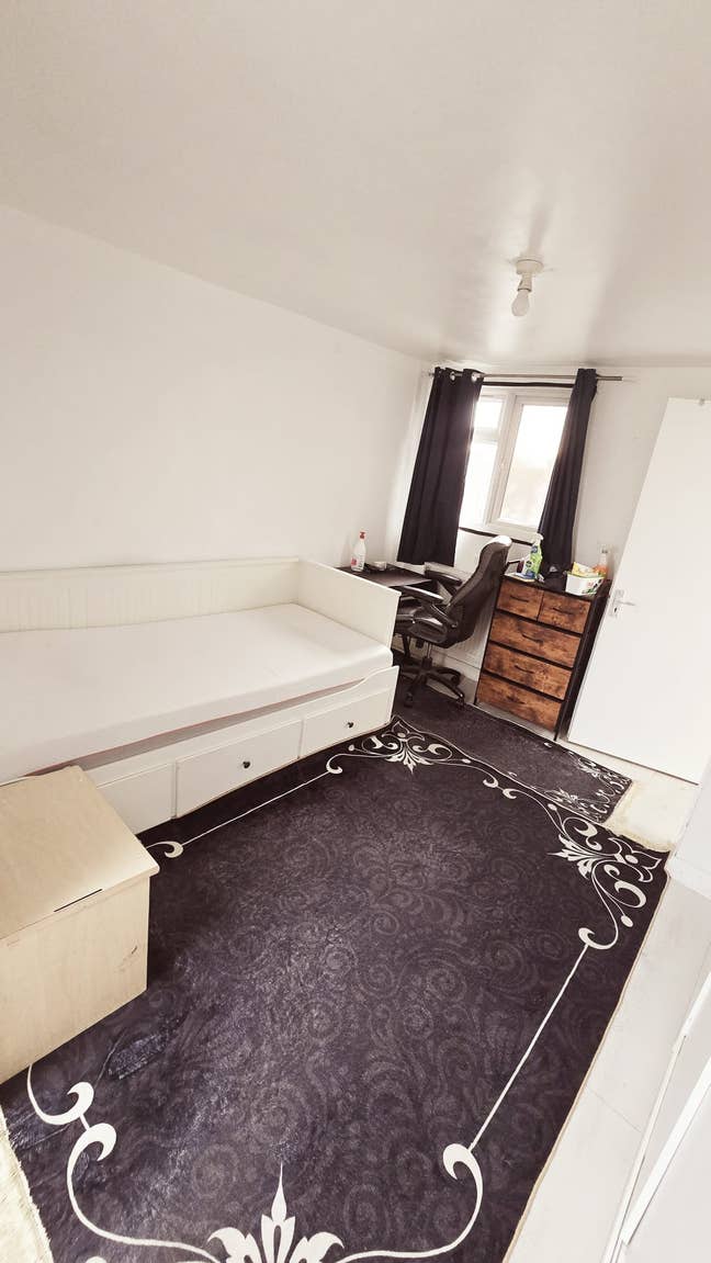 En-Suite Room is available for rent in E6 3LT Main Photo