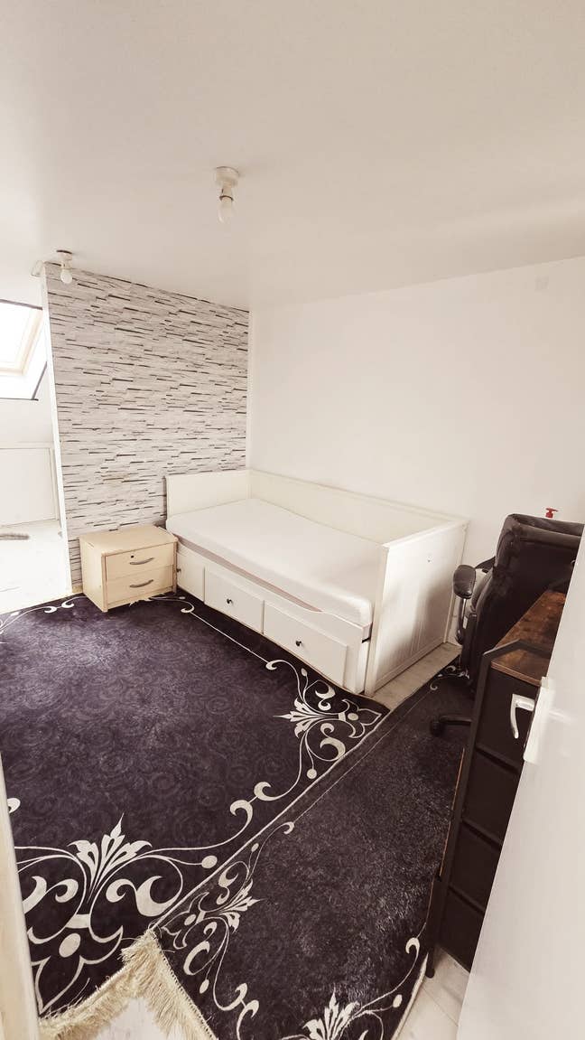 En-Suite Room is available for rent in E6 3LT Main Photo