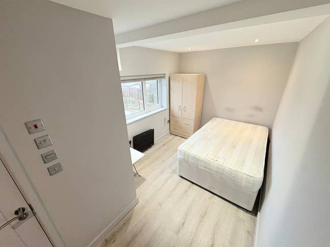 DSS-Studio Flat Available in Feltham Hampton TW16 Main Photo