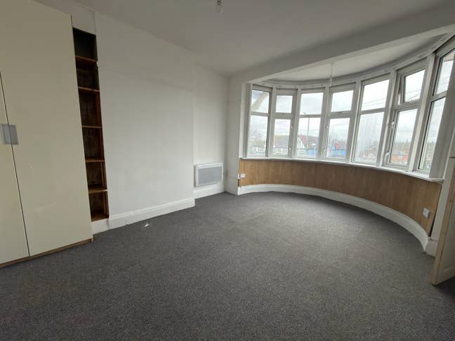 Studio Flat in Tolworth Main Photo