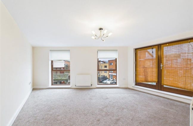 2 bed 2 bath top floor flat  Main Photo