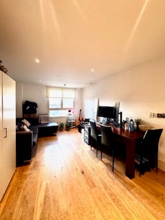 Modern 1 bed flat on Clapham High Street Main Photo